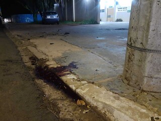 Macha de sangue no local onde a vítima foi atropelada. (Foto: Direto das Ruas) 