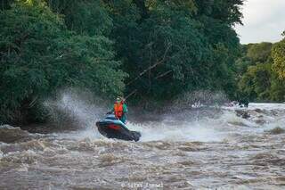 Pìlota realizando manobras pelas águas do Rio Taquari (Foto: Silas Ismael)