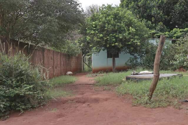 Vizinhos pedem abrigo para idoso que mora sozinho e sofre com alcoolismo