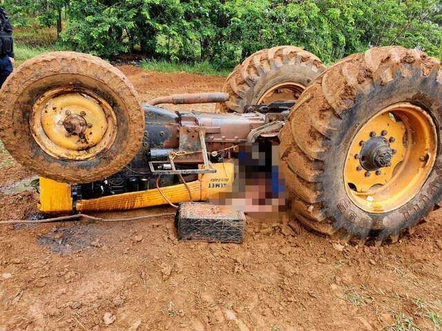 Trator empina e mata jovem que tentava desatolar outra m&aacute;quina