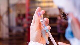 Profissional de saúde prepara dose de vacina contra a covid. (Foto: PMCG)