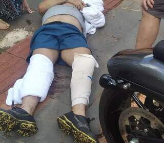 Morador caído na calçada após ser atacado por cachorro. (Foto: Direto das Ruas)
