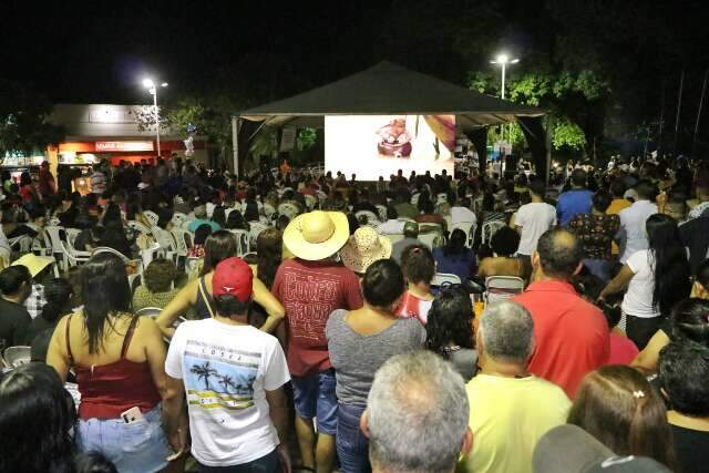 Praça de Aquidauana lota e povo vai ao delírio no 1º capítulo de Pantanal