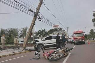 Veículo quebrou poste e atingiu motocicleta em acidente na manhã deste domingo. (Foto: Paulo Francis)