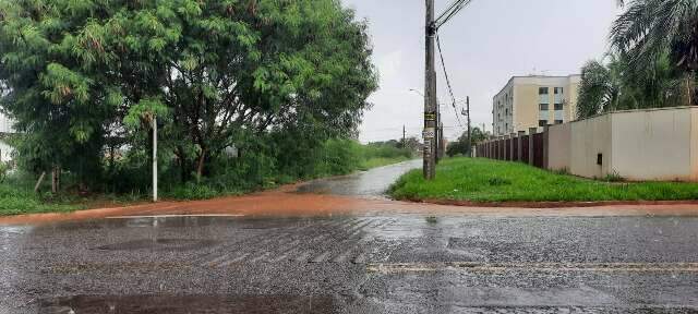 Chove forte em Campo Grande ap&oacute;s alerta para frente fria