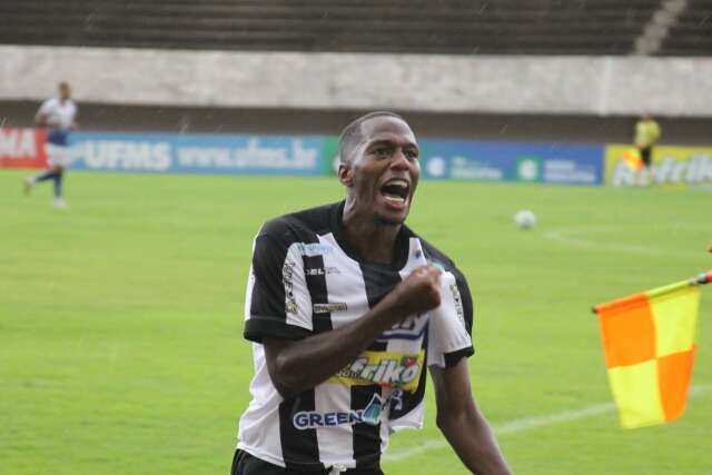 Gol de p&ecirc;nalti garante vit&oacute;ria e lideran&ccedil;a isolada do Oper&aacute;rio no Estadual 