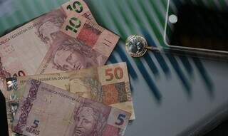 Moeda e notas de dinheiro esquecidos em conta (Foto: Agência Brasil)