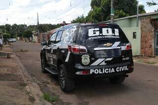 Viatura da Polícia Civil em frente à casa onde crime aconteceu. (Foto: Kísie Ainoã)