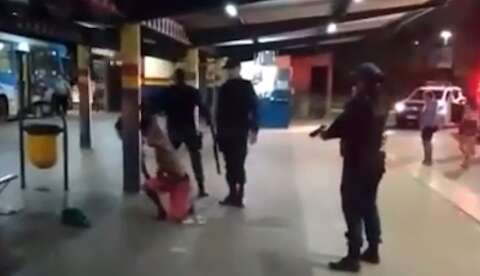 Vídeo mostra PM agredindo homem em terminal durante abordagem 
