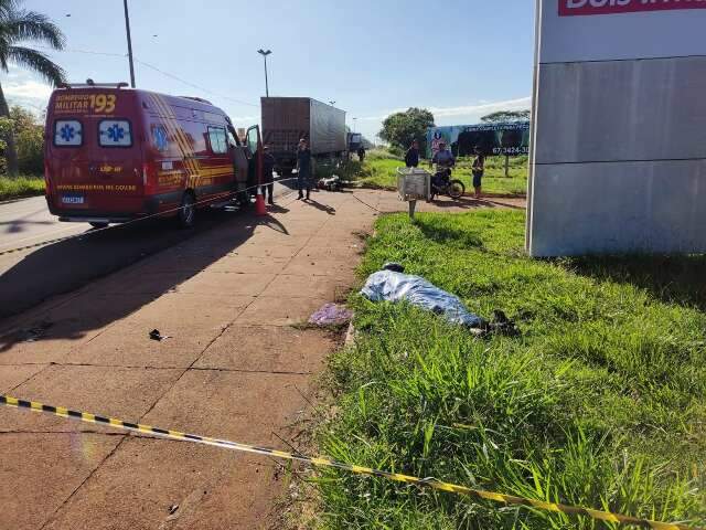 Motociclista bate na lateral de carreta e morre em avenida 