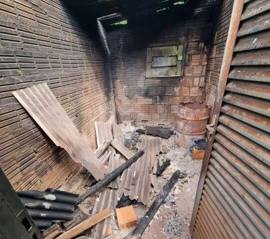 Abrigado em ch&aacute;cara, morador de rua ataca mulheres com foice e incendeia casa