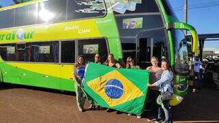 Integrantes do grupo &#34;Fechados com Bolsonaro MS&#34; em frente a ônibus usado para ir a Ponta Porã. (Foto: Divulgação/Grupo Fechados com Bolsonaro)