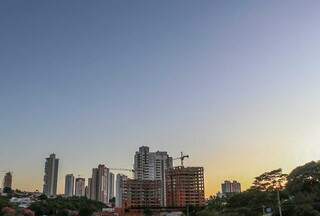 Céu claro visto do Jardim Bela Vista nesta manhã na Capital. (Foto: Henrique Kawaminami)