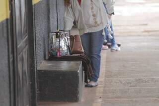 Mulher em frente à unidade penal de Campo Grande em dia de visita (Foto: Arquivo/Marcos Maluf)
