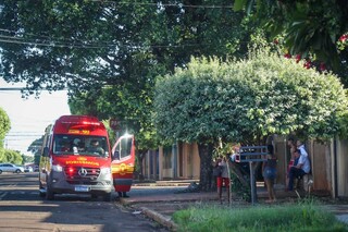 Viatura de resgate avançado dos bombeiros foi a primeira a chegar no local. (Foto: Henrique Kawaminami)