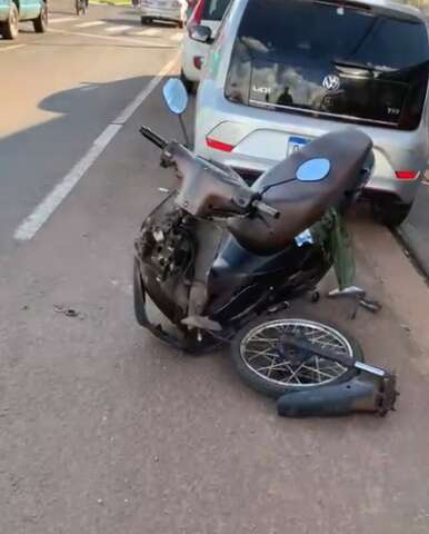 Jovem fica ferido e tem moto destru&iacute;da ap&oacute;s tentar desviar de buraco