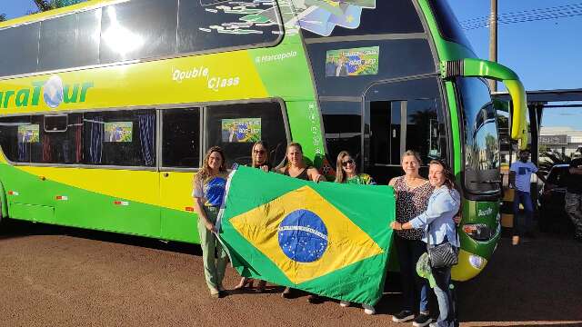 Em carros e &ocirc;nibus, centenas viajam para mostrar &ldquo;for&ccedil;a do presidente&rdquo; nas urnas