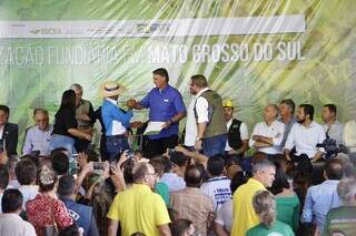 Presidente Jair Bolsonaro em ato simbólico de entrega de títulos em MS. (Foto: Helio de Freitas)
