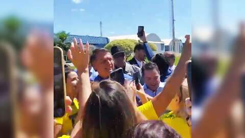 De verde e amarelo, “Mulheres com Bolsonaro” recepcionam presidente em MS