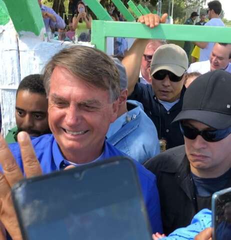 Bolsonaro faz visita surpresa a Ant&ocirc;nio Jo&atilde;o e come pastel com Tuba&iacute;na