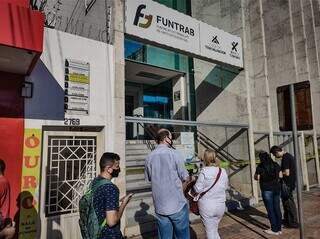 Trabalhadores aguardando abertura da sede da Funtrab, em Campo Grande. (Foto: Marcos Maluf)