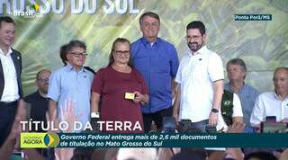 Presidente Jair Bolsonaro (PL) entregando cartões de programa de crédito a produtores rurais. (Foto: Reprodução/EBC TV)