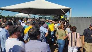 Apoiadores esperam para entrar em local do evento, no Aeroporto do Distrito Nova Itamarati, às margens da MS-164. (Foto: Helio de Freitas)