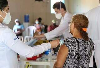 Mulher é vacinada contra a covid-19 na Seleta, em Campo Grande. (Foto: Paulo Francis)