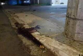 Sangue onde a vítima foi atingida pelo carro dirigido pelo cunhado. (Foto: Direto das Ruas)