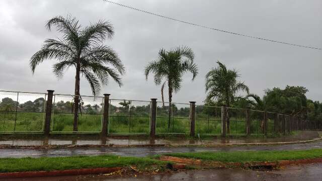 C&eacute;u fica escuro e temperatura despenca 10 graus depois de garoa em Dourados