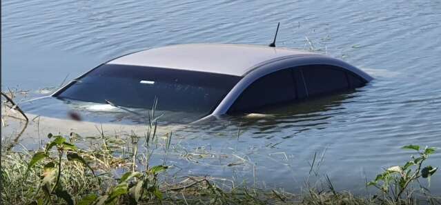 Motorista perde controle da dire&ccedil;&atilde;o e cai com carro dentro de lagoa