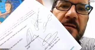 Deputado Pedro Kemp (PT) mostrou assinaturas dos deputados que querem acrescentar emenda ao texto. (Foto: Reprodução)