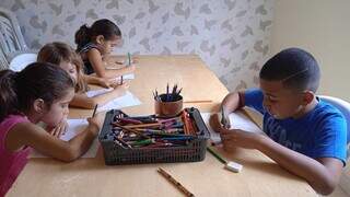 Crianças recebem apoio pedagógico e fazem oficinas de leitura. (Foto: Arquivo Pessoal)