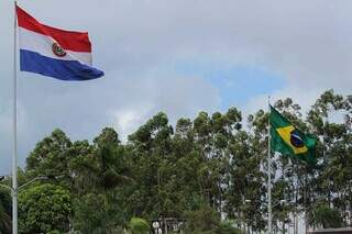 Bandeiras do Paraguai e Brasil em fronteira seca no município de Ponta Porã. (Foto: Marcos Maluf)