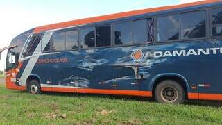 Lateral do ônibus após a batida que acabou em tombamento (Foto: Chapadense News)