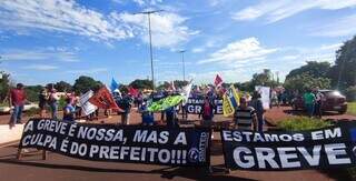 Protesto que bloqueia a MS-156 nesta quarta-feira em Dourados (Foto: Divulgação)