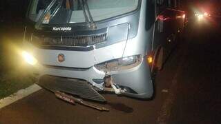 Parte frontal do ônibus foi danificada na colisão. (Foto: Adilson Domingos) 