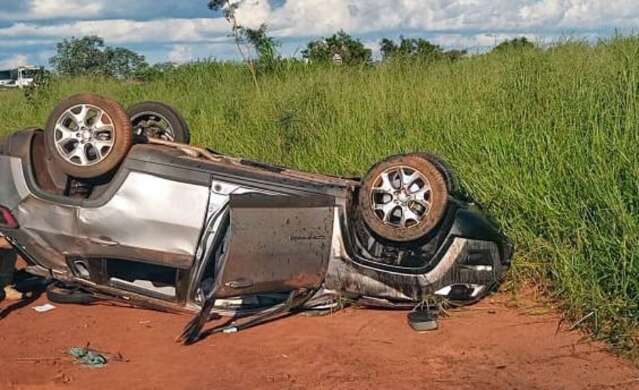 Motorista fica ferida depois de perder o controle e Jeep capotar