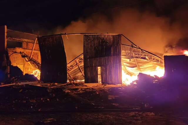 Inc&ecirc;ndio destr&oacute;i dep&oacute;sito no Jardim Col&uacute;mbia 