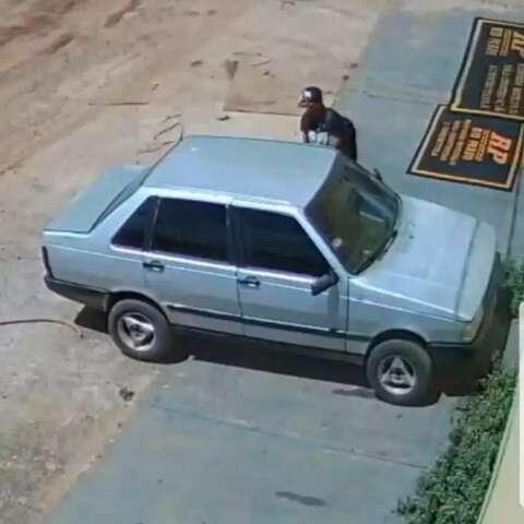 C&acirc;mera flagra foragido por estupro furtando carro em estacionamento