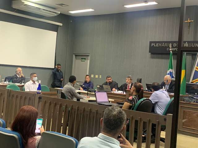 Em julgamento, acusado de matar 2 e ferir 3 culpa comparsa que j&aacute; morreu 