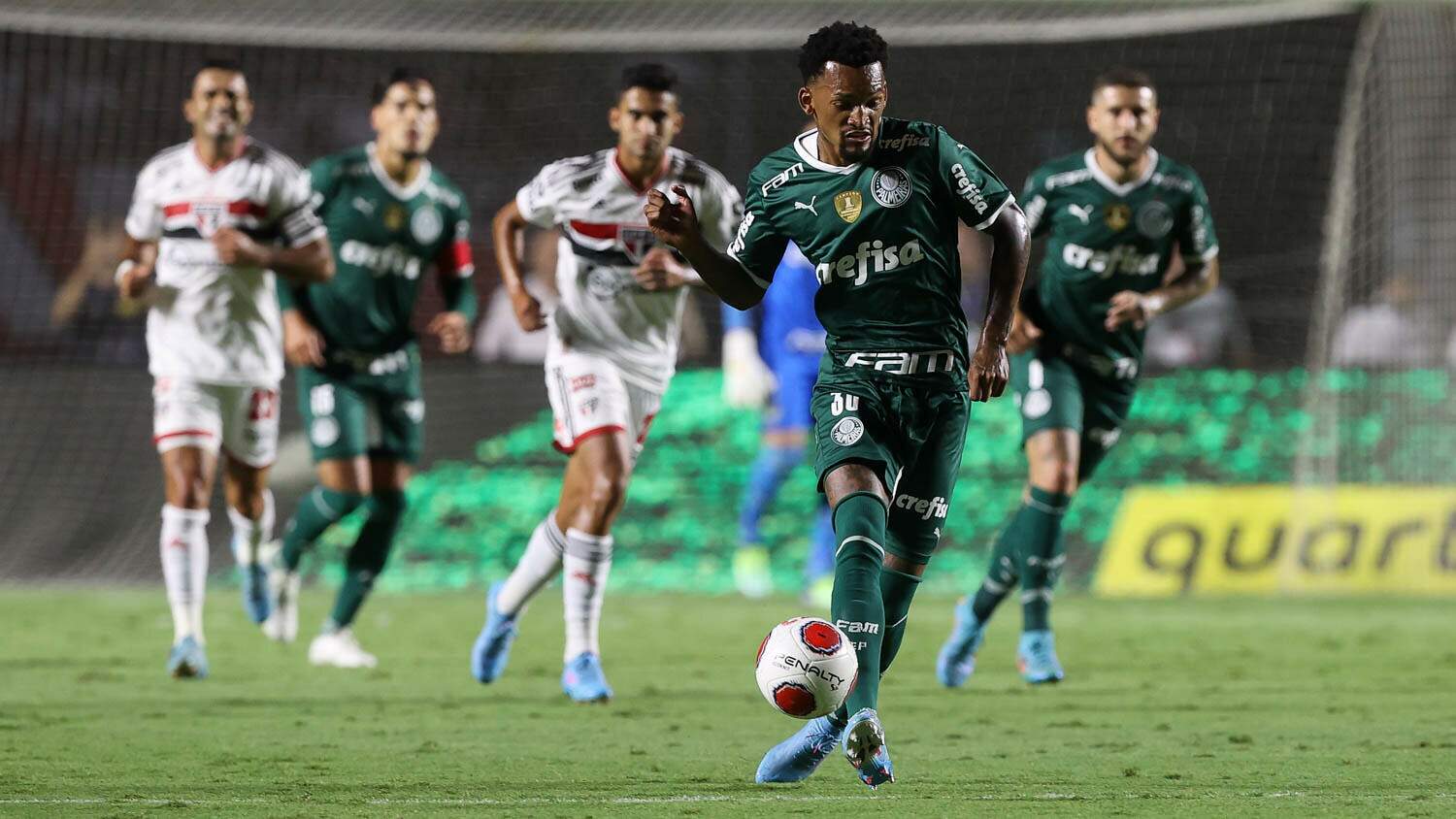 No primeiro jogo da final, São Paulo vence o Palmeiras por 3 a 1