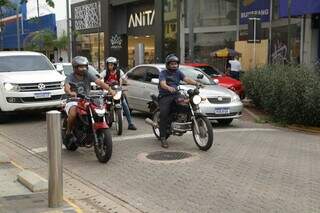 Motociclistas na Rua 14 de Julho em Campo Grande. (Foto: Kísie Ainoã)