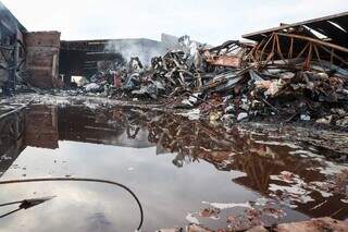 Empresa ficou completamente destruída após incêndio (Foto: Henrique Kawaminami)