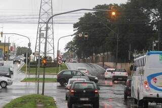 Semáforos intermitentes no cruzamento das avenidas Gury Marques com a Guaicurus. (Foto: Marcos Maluf)