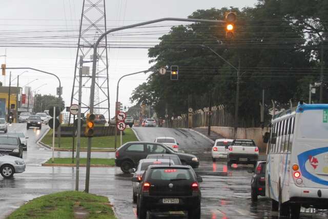 Chuva deixa sem&aacute;foros intermitentes e cruzamentos ficam tumultuados 