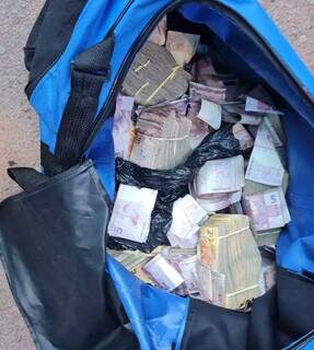 Dinheiro em sacola estava dividido em notas de R$ 5, R$ 10 e R$ 20,00. (Foto: Doivulgação)