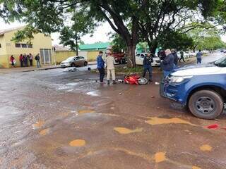 Policiais e bombeiros perto da moto e do corpo da agente de saúde. (Foto: Adilson Domingos)