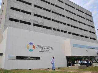 Fachada do Hospital do Câncer de Campo Grande. (Foto: Arquivo)