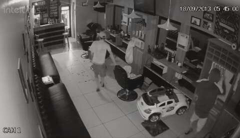 Ladrões invadem barbearia no Jardim Buriti e dão prejuízo de R$ 4 mil